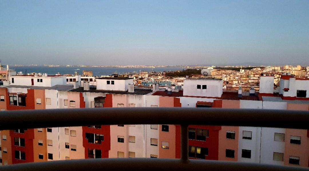 River View & Close To The Beach - Quarto Em Almada Eksteriør bilde
